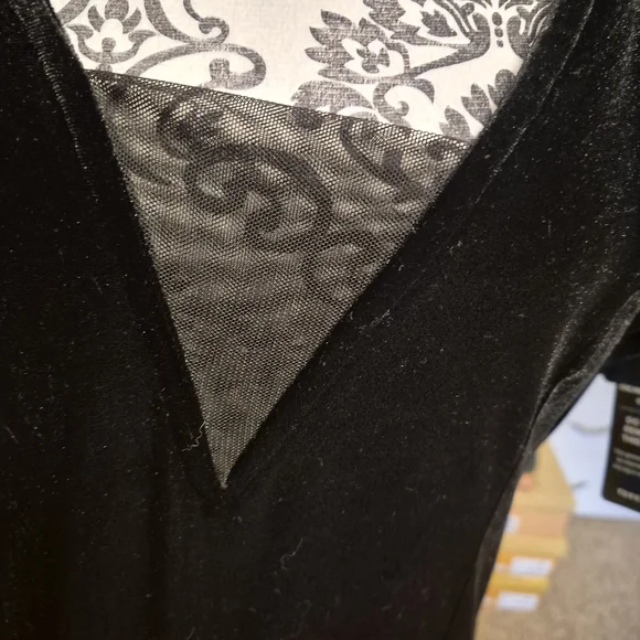 Elegant Black Dress with Lace Details - Picture 6 of 9